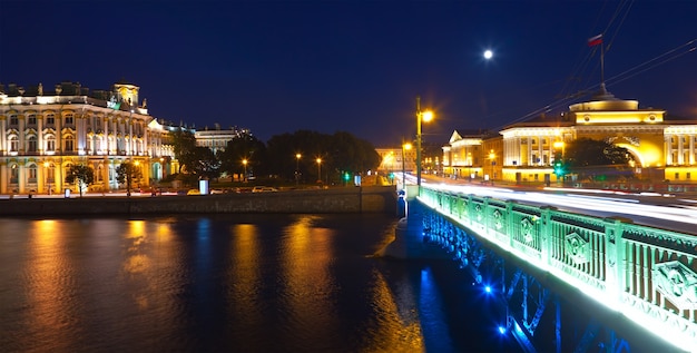 Vista di San Pietroburgo di notte