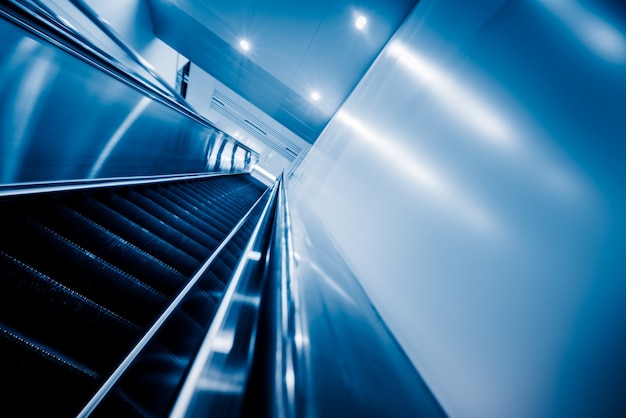 Vista di scala mobile in una stazione della metropolitana