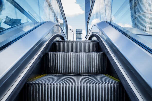 Vista di scala mobile in una stazione della metropolitana