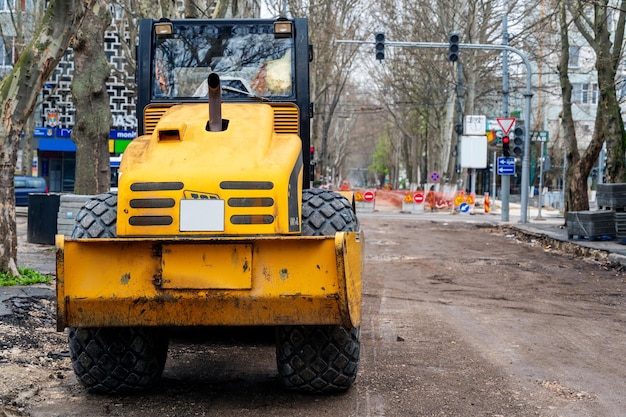 Vista di un bulldozer nel centro di Chisinau in Moldavia