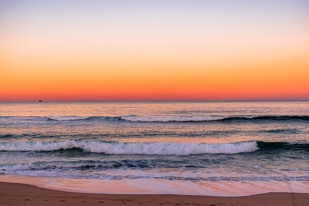 Vista di un fantastico tramonto sulla spiaggia