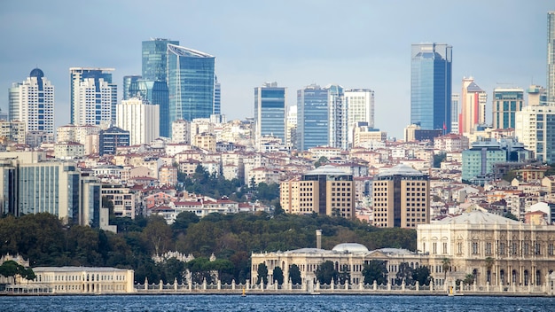 Vista di un quartiere con edifici residenziali e moderni di Istanbul, lo stretto del Bosforo in primo piano, Turchia