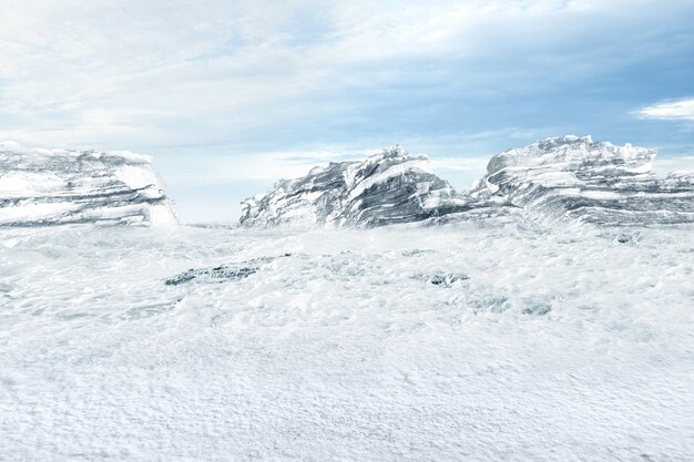 Vista di una collina innevata con sfondo azzurro del cielo