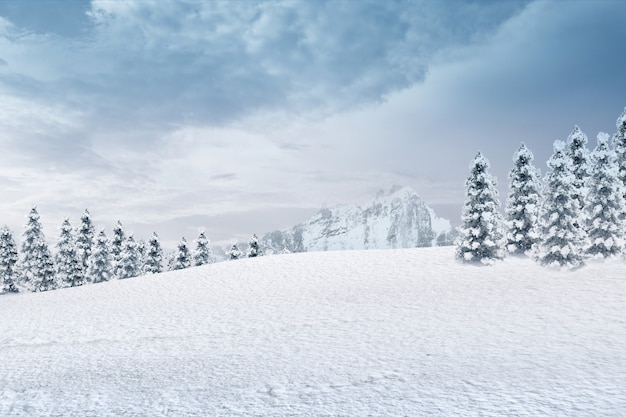 Vista di una montagna innevata e abeti con sfondo azzurro del cielo