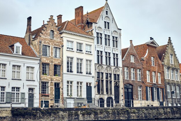 Vista di una vecchia città di Bruges in Belgio su un cielo bianco