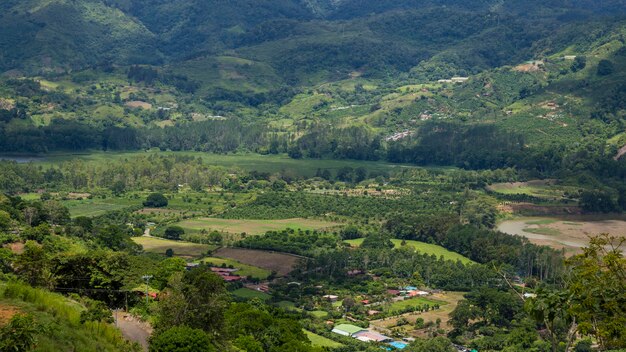 Vista di zona rurale con la collina e la montagna in Costa Rica