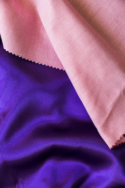 Vista elevata del materiale del tessuto rosa e viola