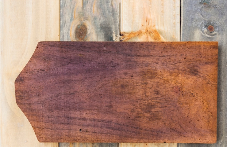Foto gratuito vista elevata del tagliere sul contesto in legno