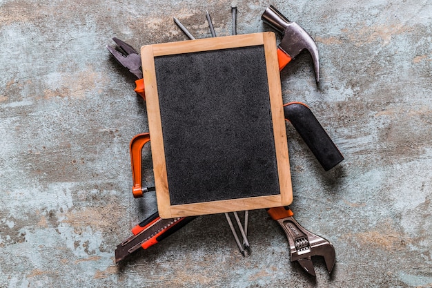 Vista elevata dell&#39;ardesia vuota su vari strumenti di lavoro