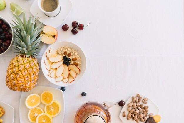 Vista elevata della prima colazione sana fresca su fondo bianco