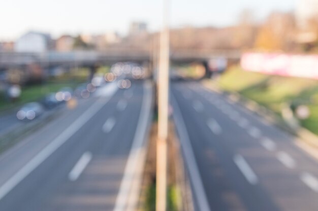 Vista elevata della strada di città offuscata