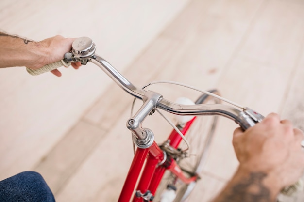 Vista elevata delle mani umane che tengono le mani della bicicletta