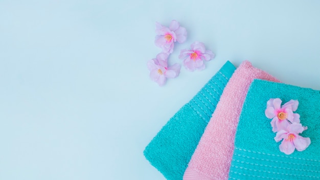 Vista elevata di asciugamani; con fiori viola su sfondo blu