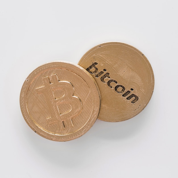 Vista elevata di due bitcoin sullo sfondo bianco