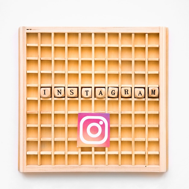 Vista elevata di gioco di legno di scrabble con la parola e l&#39;icona del instagram