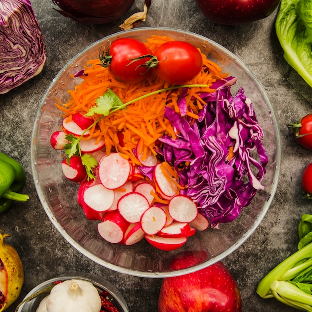 Vista elevata di insalata fresca tritata in una ciotola trasparente