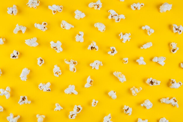 Vista elevata di popcorn su superficie gialla