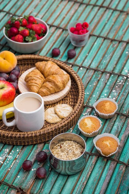 Vista elevata di una deliziosa colazione sulla superficie in legno