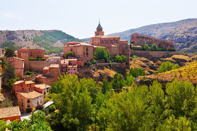Vista estiva della città di montagna in Aragona