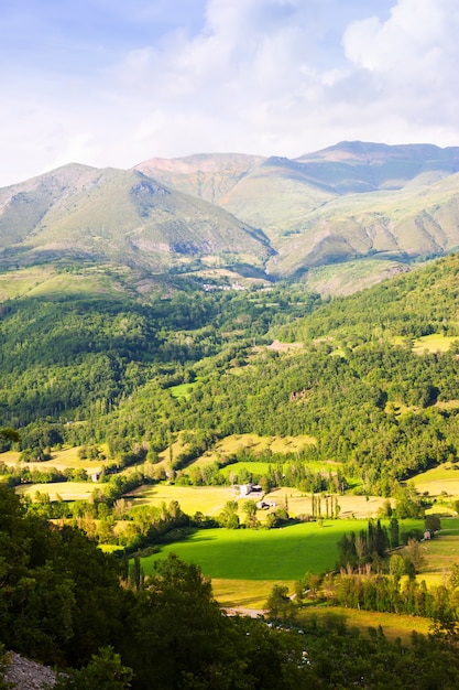 Vista estiva della valle a Pirenei