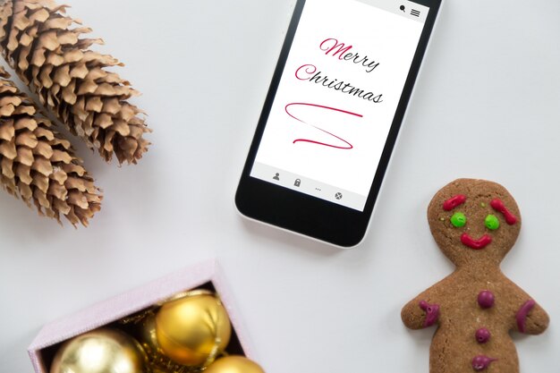 Vista flat del telefono mobile fra la decorazione di natale