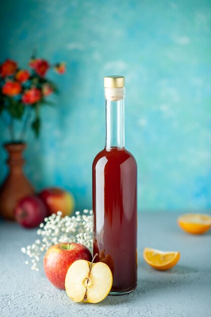 Vista frontale aceto di mele rosse sulla parete blu cibo bevanda frutta alcool vino colore acido succo