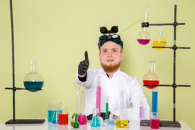 Vista frontale al giovane chimico piace tutto del laboratorio