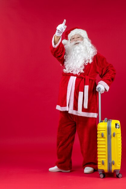 Vista frontale babbo natale che porta una borsa gialla che si prepara per il viaggio