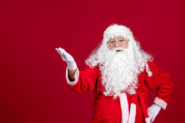 Vista frontale babbo natale con classico orso bianco e vestiti rossi su una vacanza rossa natale capodanno