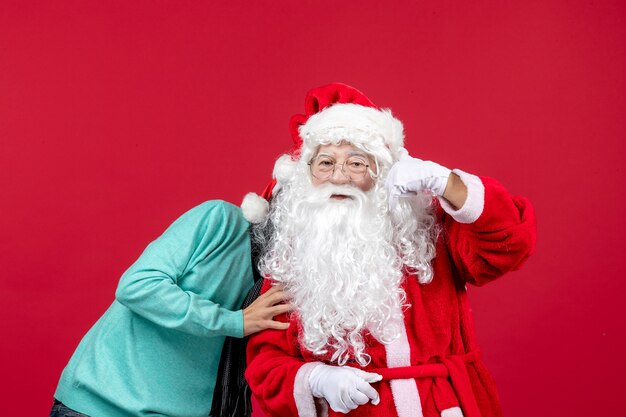 Vista frontale Babbo Natale con giovane maschio solo in piedi