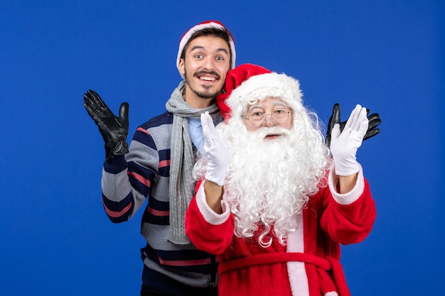 Vista frontale Babbo Natale con giovane maschio