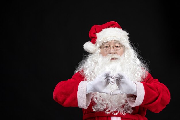 Vista frontale babbo natale in classico abito rosso con barba bianca