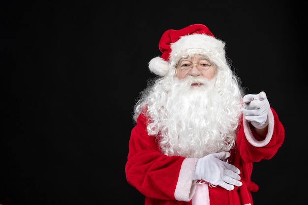 Vista frontale babbo natale in classico abito rosso con barba bianca