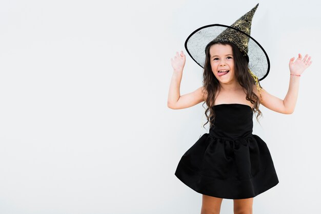 Vista frontale bambina in costume da strega con copia spazio