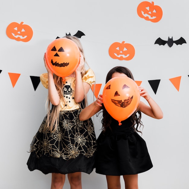 Vista frontale bambine in costume da strega per halloween