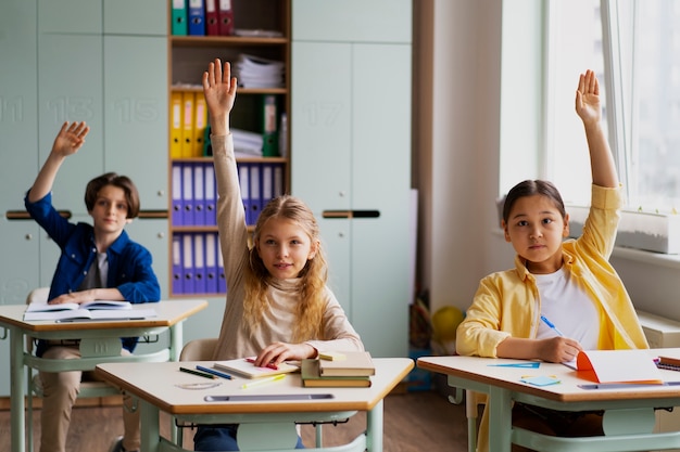 Vista frontale bambini a scuola