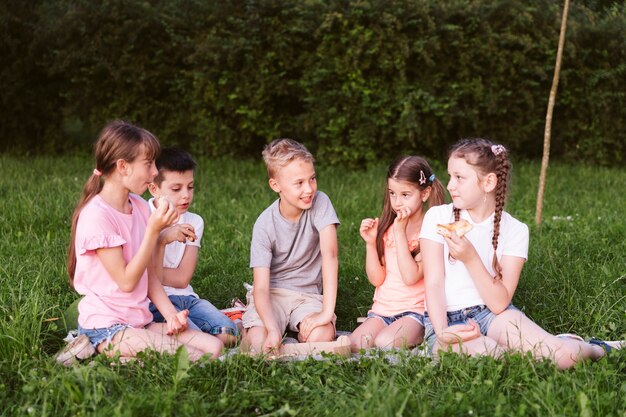 Vista frontale bambini che pranzano