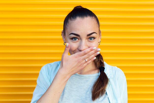 Vista frontale bella donna che copre la bocca