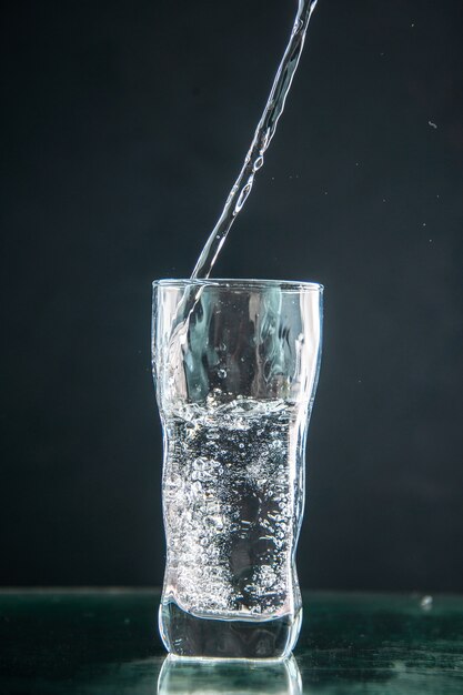 Vista frontale bicchiere di soda su bevanda scura foto colore champagne acqua di natale