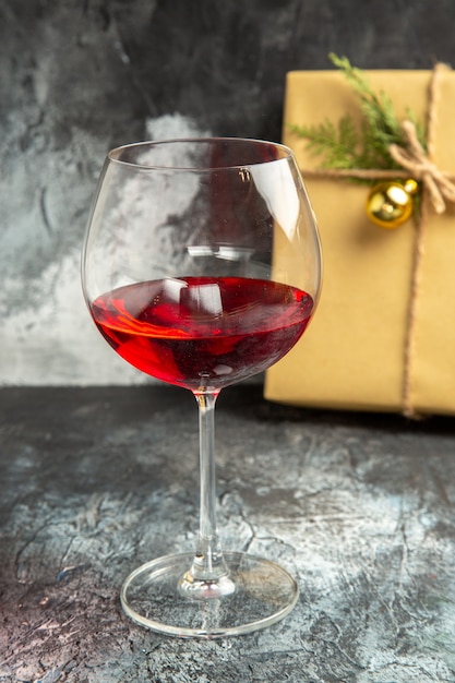 Vista frontale bicchiere di vino presente su sfondo scuro