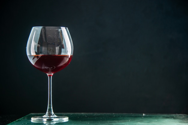 Vista frontale bicchiere di vino su bevanda scura foto colore champagne natale spazio senza alcool