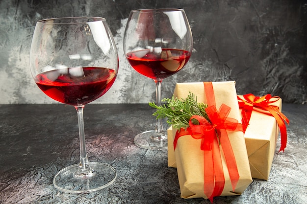 Vista frontale bicchieri di vino regali di Natale al buio