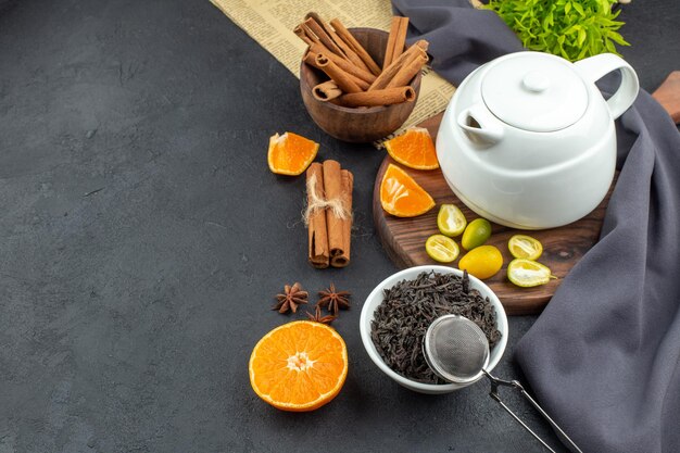 Vista frontale bollitore con tè alla cannella e tè nero fresco su sfondo grigio tavolo a colori colazione mattutina caffè foto pasto cibo a base di uova