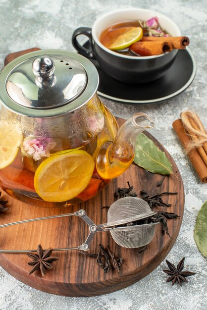 Vista frontale bollitore con tè tè al limone su sfondo bianco sapore colore colazione mattutina cibo frutta cerimonia fiore