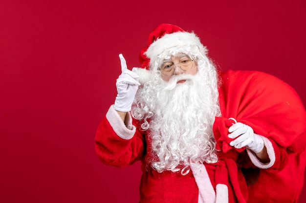 Vista frontale borsa da trasporto di babbo natale piena di regali durante le vacanze di natale di capodanno di emozione rossa