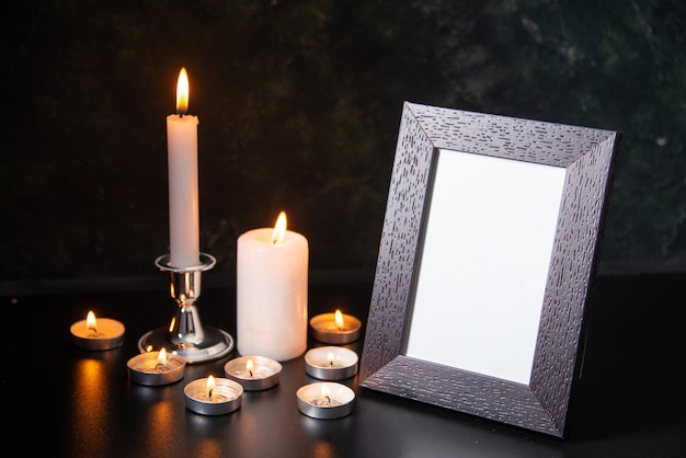 Vista frontale candele accese come memoria per i caduti sulla superficie nera