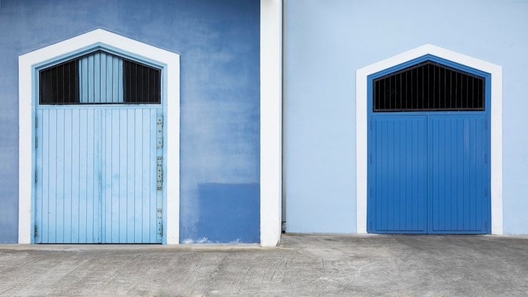 Foto gratuito vista frontale casa blu con porta blu