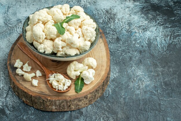 Vista frontale cavolfiore fresco all'interno del piatto sulla superficie grigio chiaro