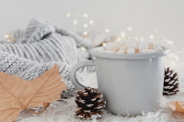 Vista frontale cioccolata calda con marshmallow e coperta di lana