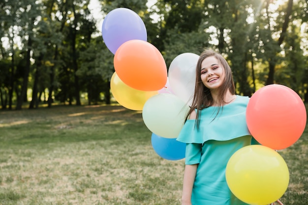 Vista frontale compleanno donna nel parco